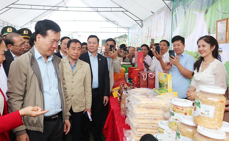 Chủ tịch nước Võ Văn Thưởng tham quan gian hàng trưng bày sản phẩm OCOP của huyện Thanh Chương. Ảnh Phan Quỳnh