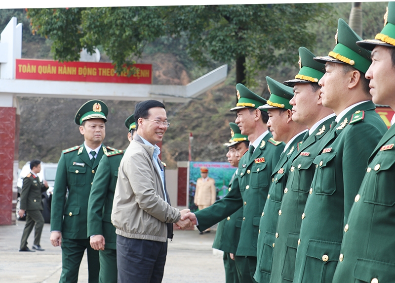 Chủ tịch nước V&otilde; Văn Thưởng thăm c&aacute;n bộ, chiến sĩ Đồn Bi&ecirc;n ph&ograve;ng Cửa khẩu Thanh Thủy. Ảnh Phan Quỳnh