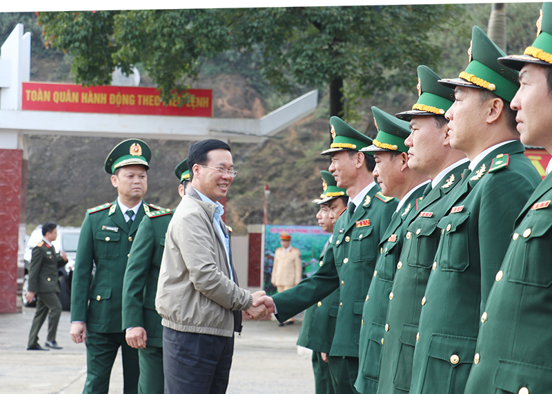 Chủ tịch nước Võ Văn Thưởng thăm cán bộ, chiến sĩ Đồn Biên phòng Cửa khẩu Thanh Thủy. Ảnh Phan Quỳnh