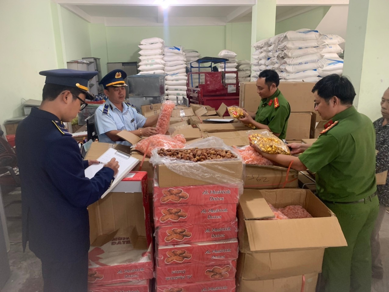 2.670 kg thực phẩm các loại là kẹo socola, ô mai, xí muội, chà là sấy, táo đỏ... không rõ nguồn gốc. Ảnh: Tổng cục Quản lý thị trường.