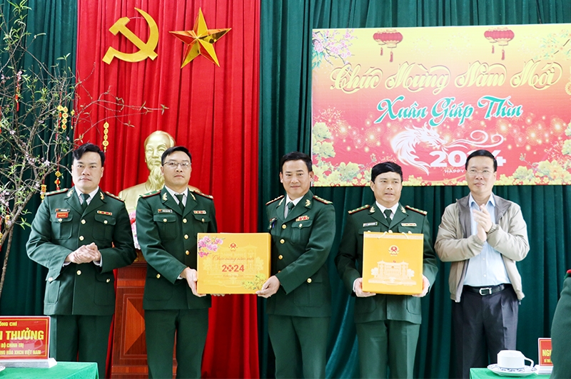 Chủ tịch nước V&otilde; Văn Thưởng tặng qu&agrave; c&aacute;n bộ, chiến sĩ Đồn Bi&ecirc;n ph&ograve;ng Cửa khẩu Thanh Thủy. Ảnh Phan Quỳnh