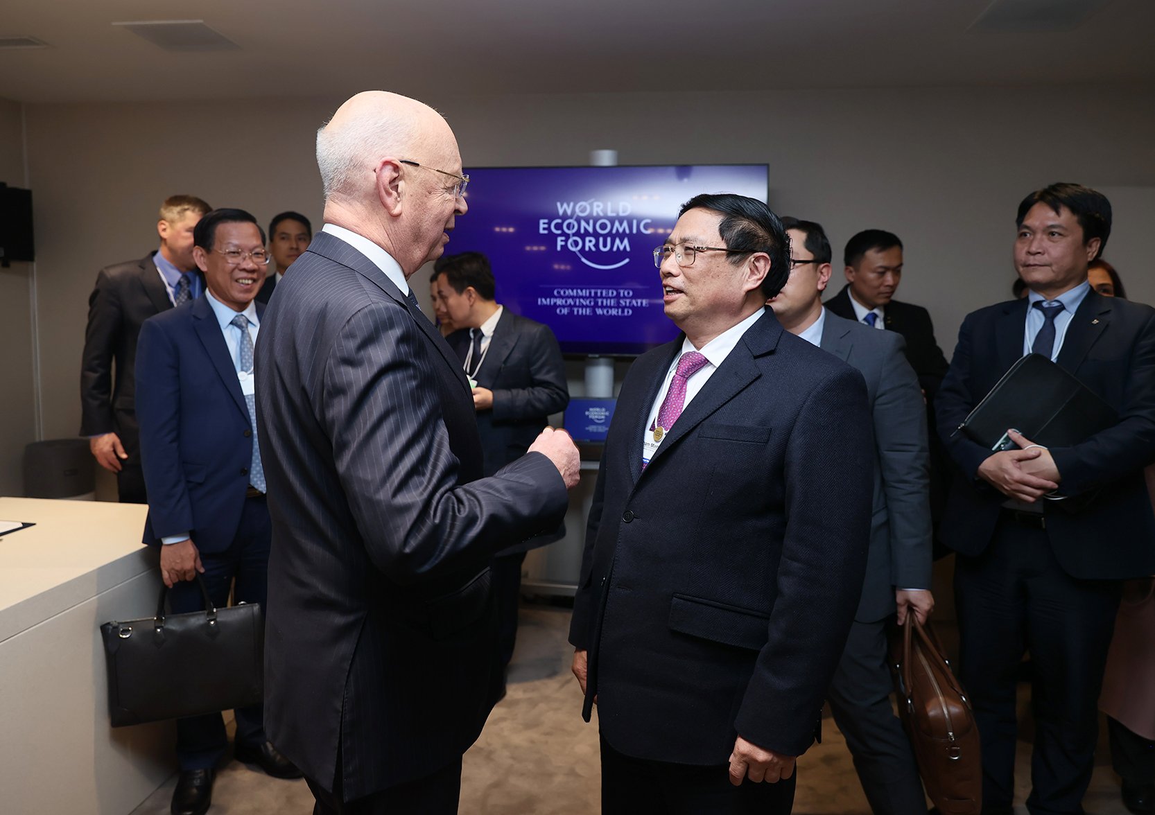 Thủ tướng Phạm Minh Chính trao đổi với Nhà sáng lập kiêm Chủ tịch WEF Klaus Schwab - Ảnh: VGP