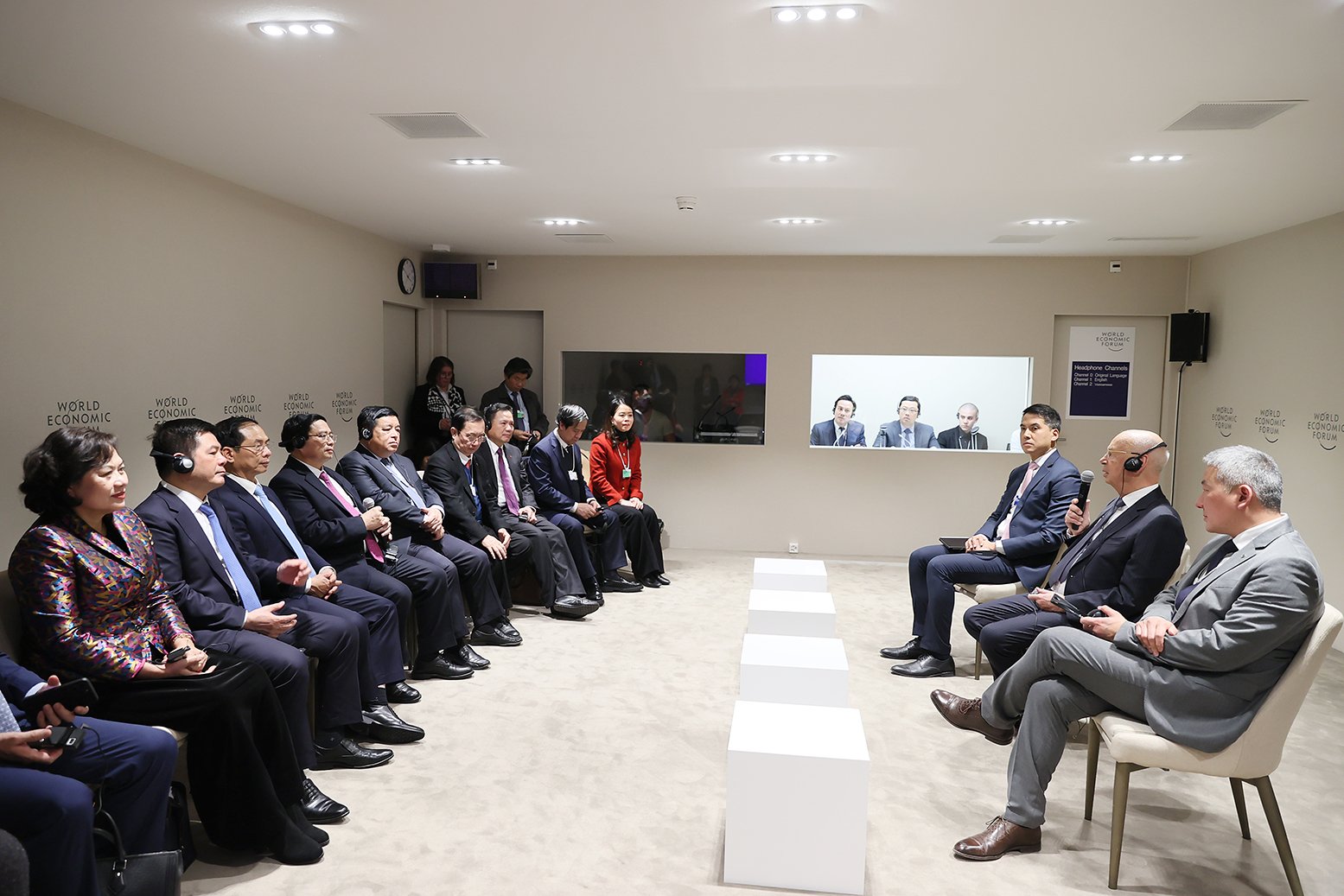 Thủ tướng Phạm Minh Chính trong cuộc gặp với Giáo sư Klaus Schwab - Ảnh: VGP