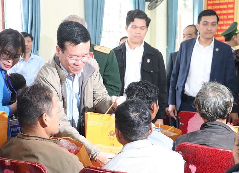 Chủ tịch nước V&otilde; Văn Thưởng tặng qu&agrave; cho người ngh&egrave;o tr&ecirc;n địa b&agrave;n huyện Thanh Chương. Ảnh Phan Quỳnh