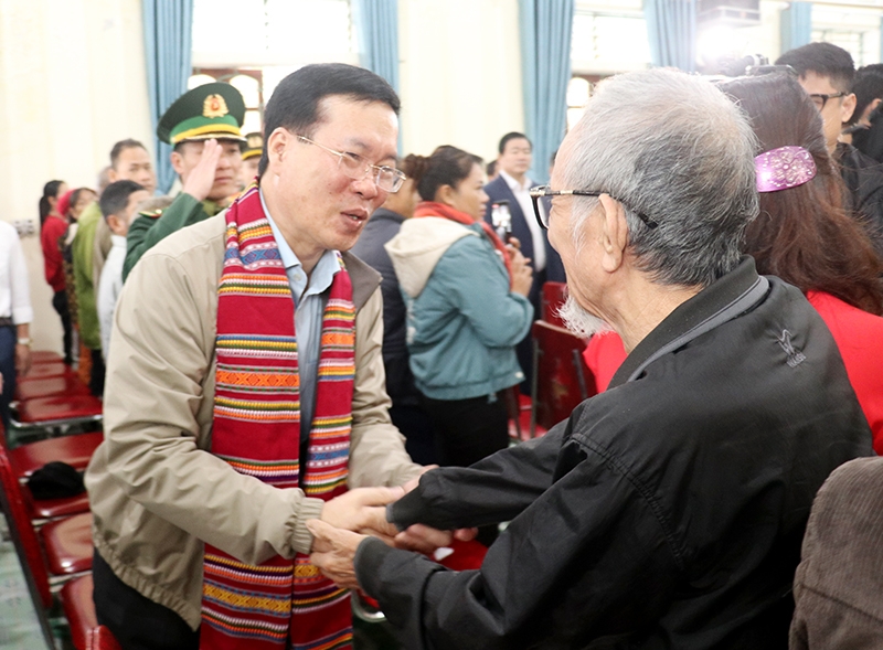 Chủ tịch nước Võ Văn Thưởng ân cần thăm hỏi người dân trên địa bàn huyện Thanh Chương.Ảnh Phan Quỳnh