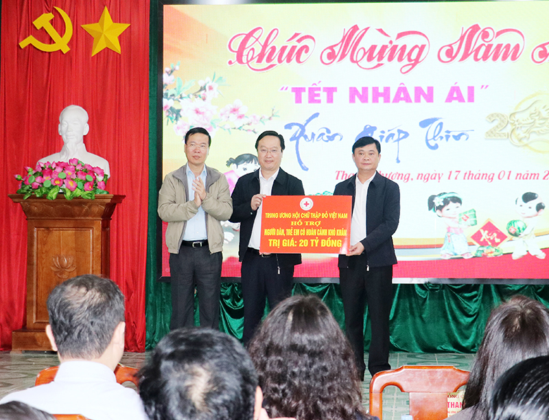 Nhân dịp này, Chủ tịch nước Võ Văn Thưởng, cùng đoàn công tác và lãnh đạo tỉnh Nghệ An đã trao các phần quà có tổng giá trị hơn 20,2 tỷ đồng phục vụ công tác an sinh cho tỉnh Nghệ An. Ảnh Phan Quỳnh