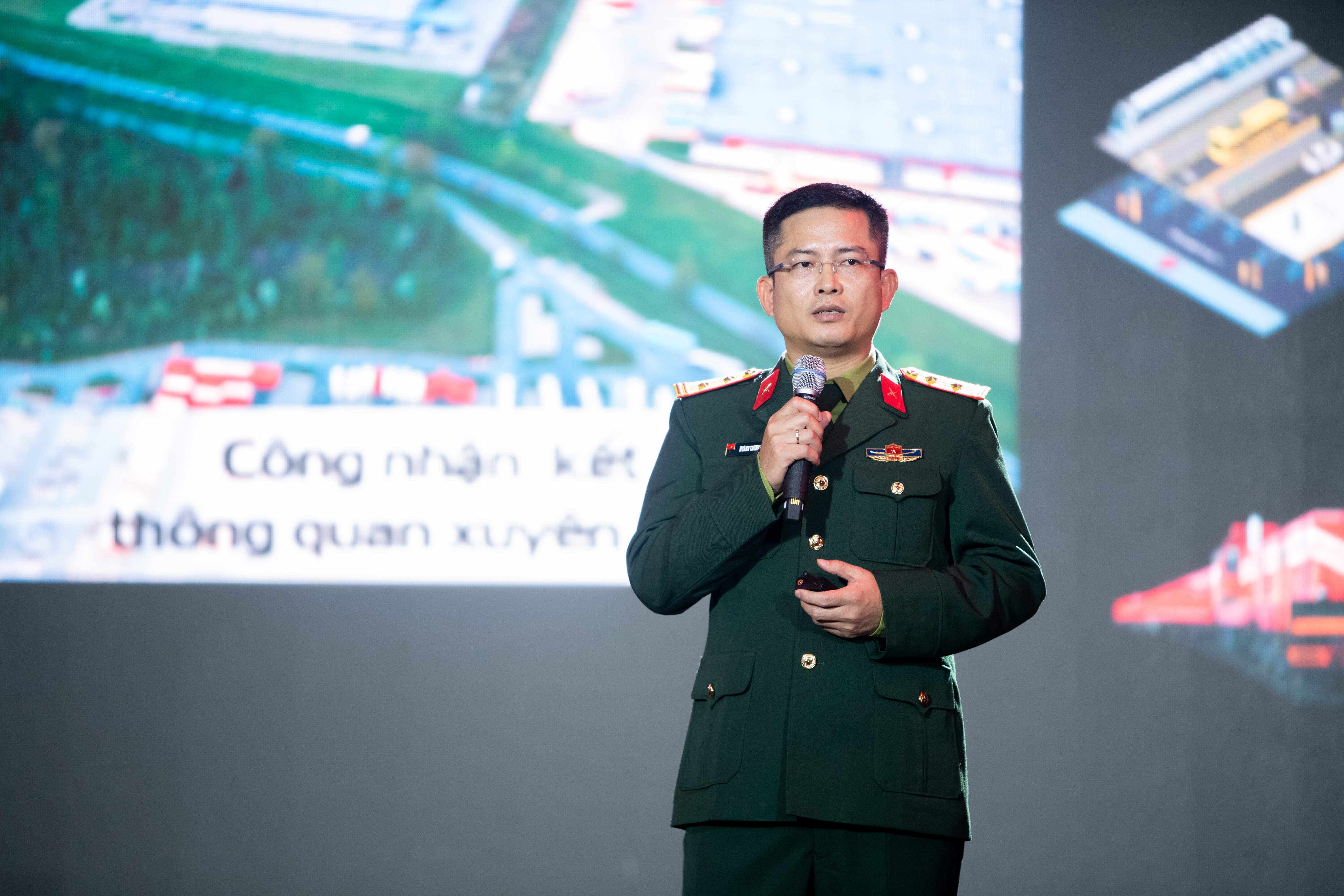 Viettel Post khai trương tổ hợp công nghệ chia chọn thông minh đầu tiên của Việt Nam - Ảnh 2
