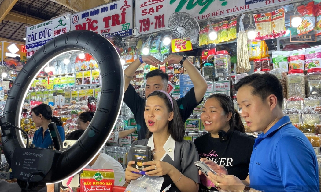 Chương trình livestream bán hàng của các tiểu thương Chợ Bến Thành mới đây đạt doanh thu lên đến 4 tỷ đồng chỉ trong 5 ngày.