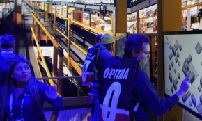 Khách tham quan thích thú chơi game đóng hàng tại gian Walmart trong Triển lãm CES.