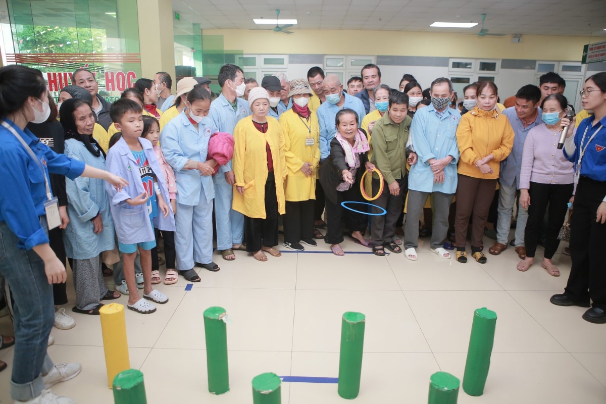 Bệnh nhân, người nhà bệnh nhân hào hứng tham gia trò chơi dân gian có thưởng
