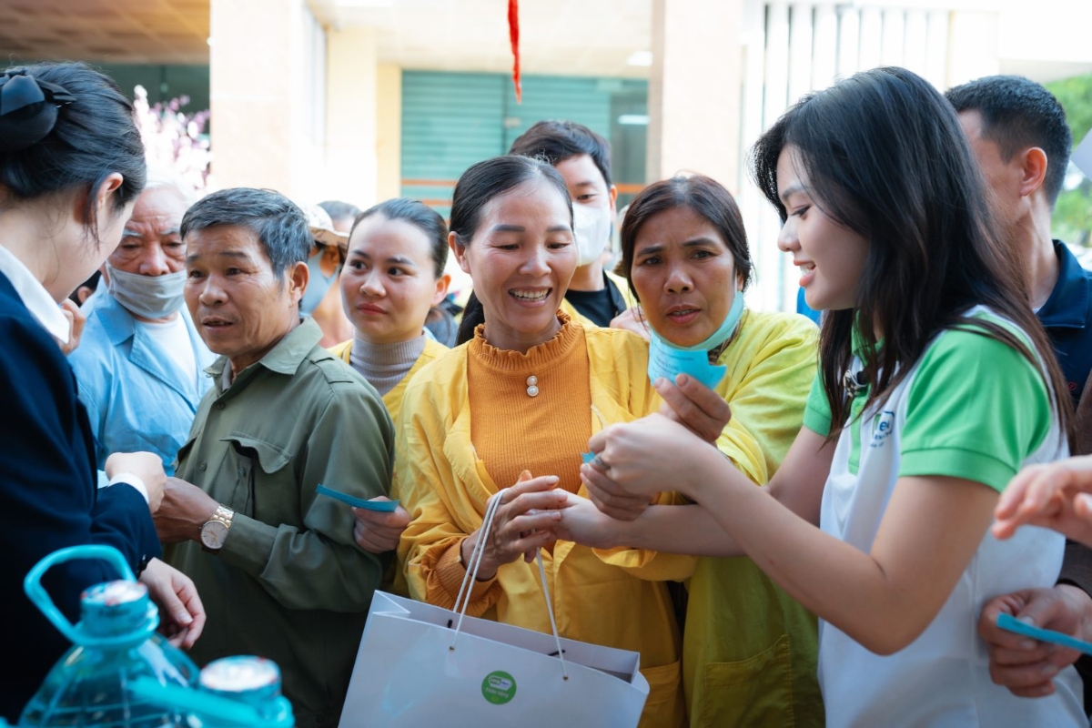 Bệnh nhân phấn khởi khi được phát phiếu mua hàng 0 đồng