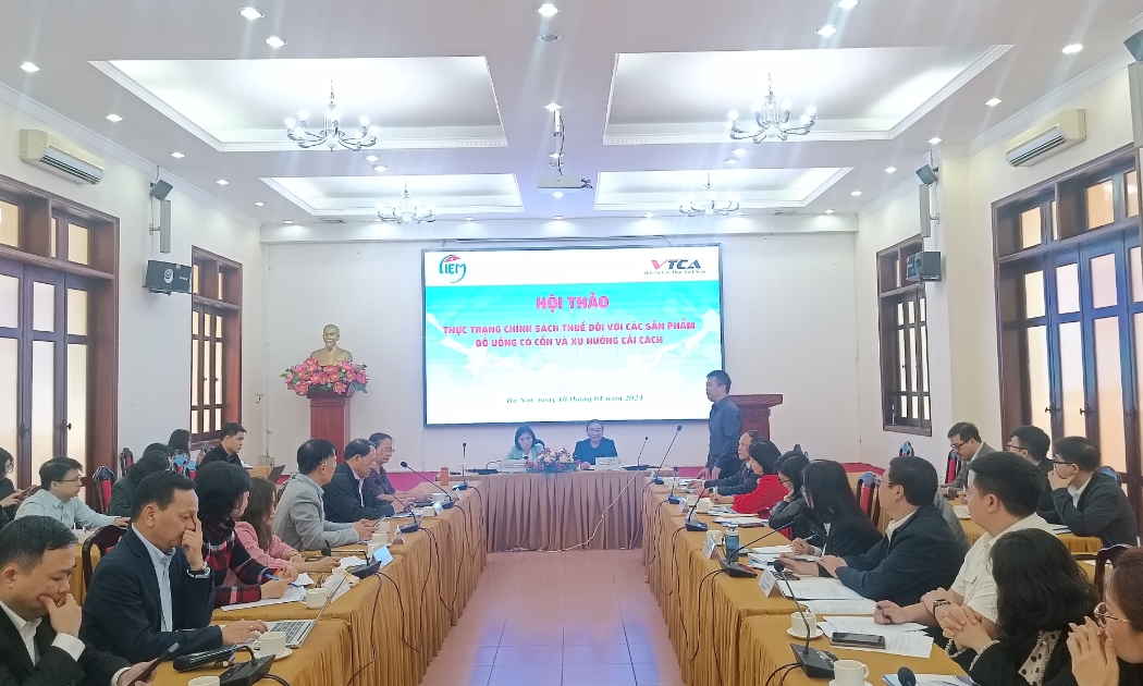 Đại diện các cơ quan quản lý, hiệp hội, chuyên gia tham dự hội thảo Thực trạng chính sách thuế đối với các sản phẩm đồ uống có cồn và xu hướng cải cách.