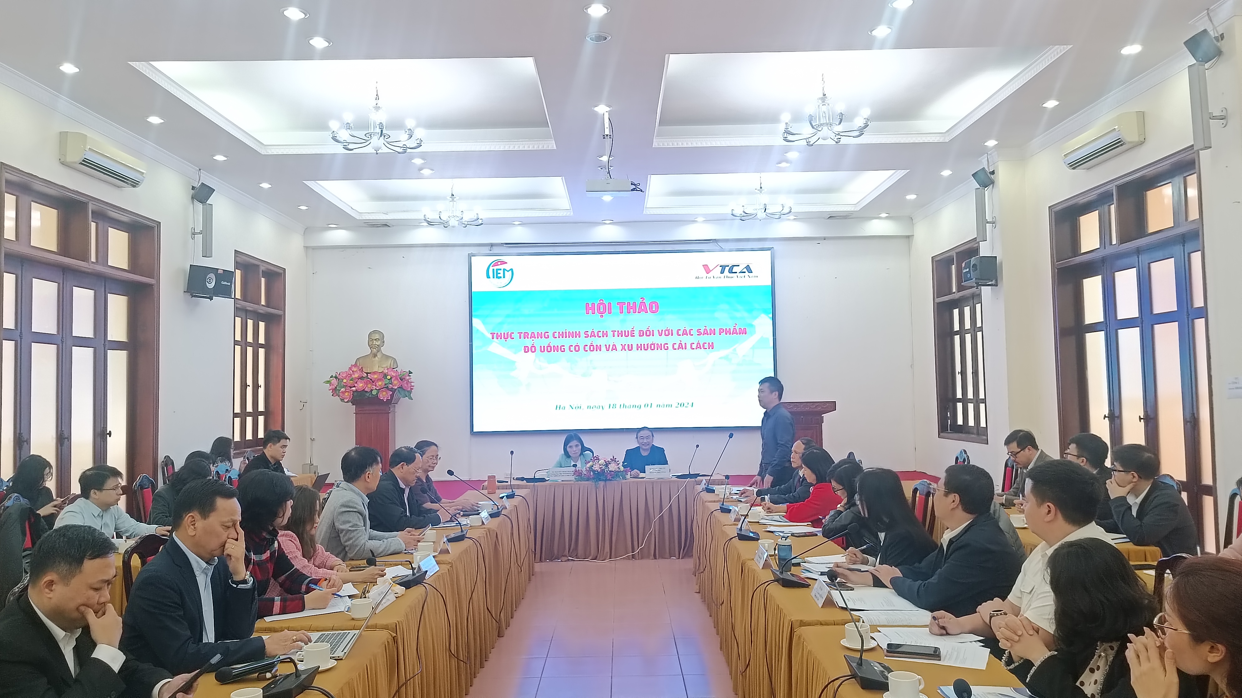 Đại diện các cơ quan quản lý, hiệp hội, chuyên gia tham dự hội thảo Thực trạng chính sách thuế đối với các sản phẩm đồ uống có cồn và xu hướng cải cách.