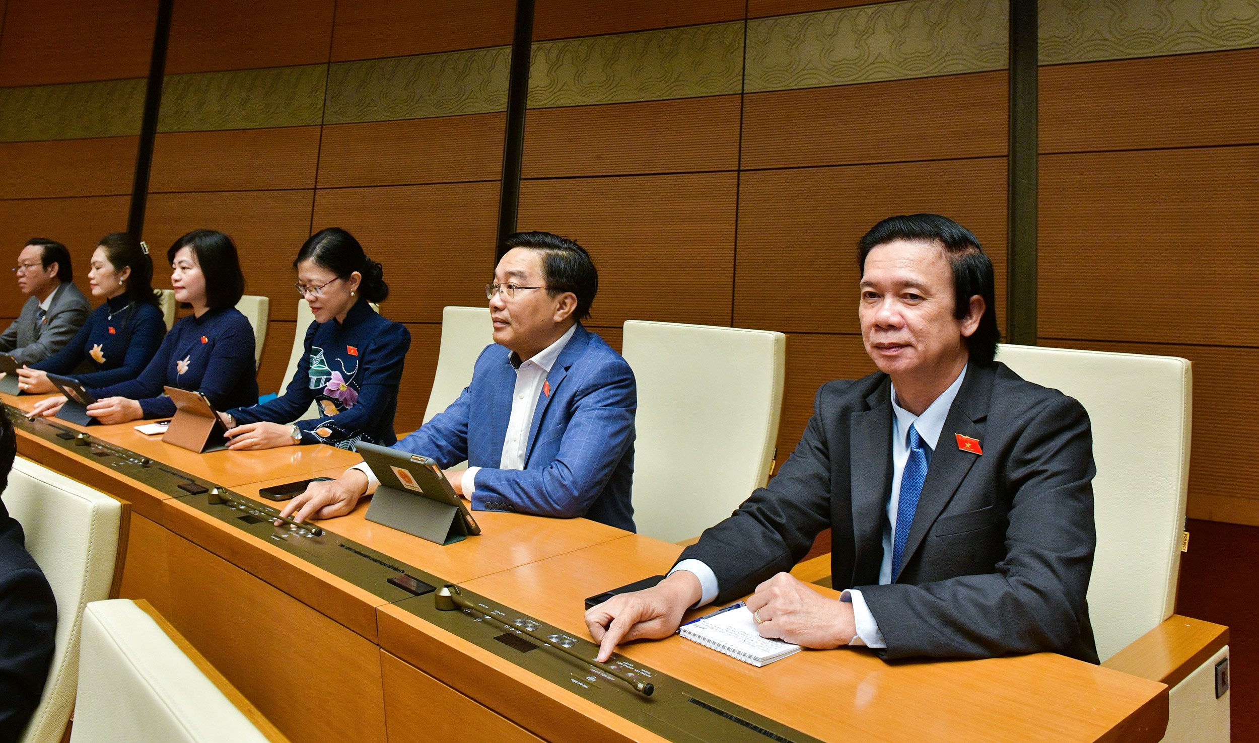 Các đại biểu bấm nút thông qua Luật Đất đai (sửa đổi).