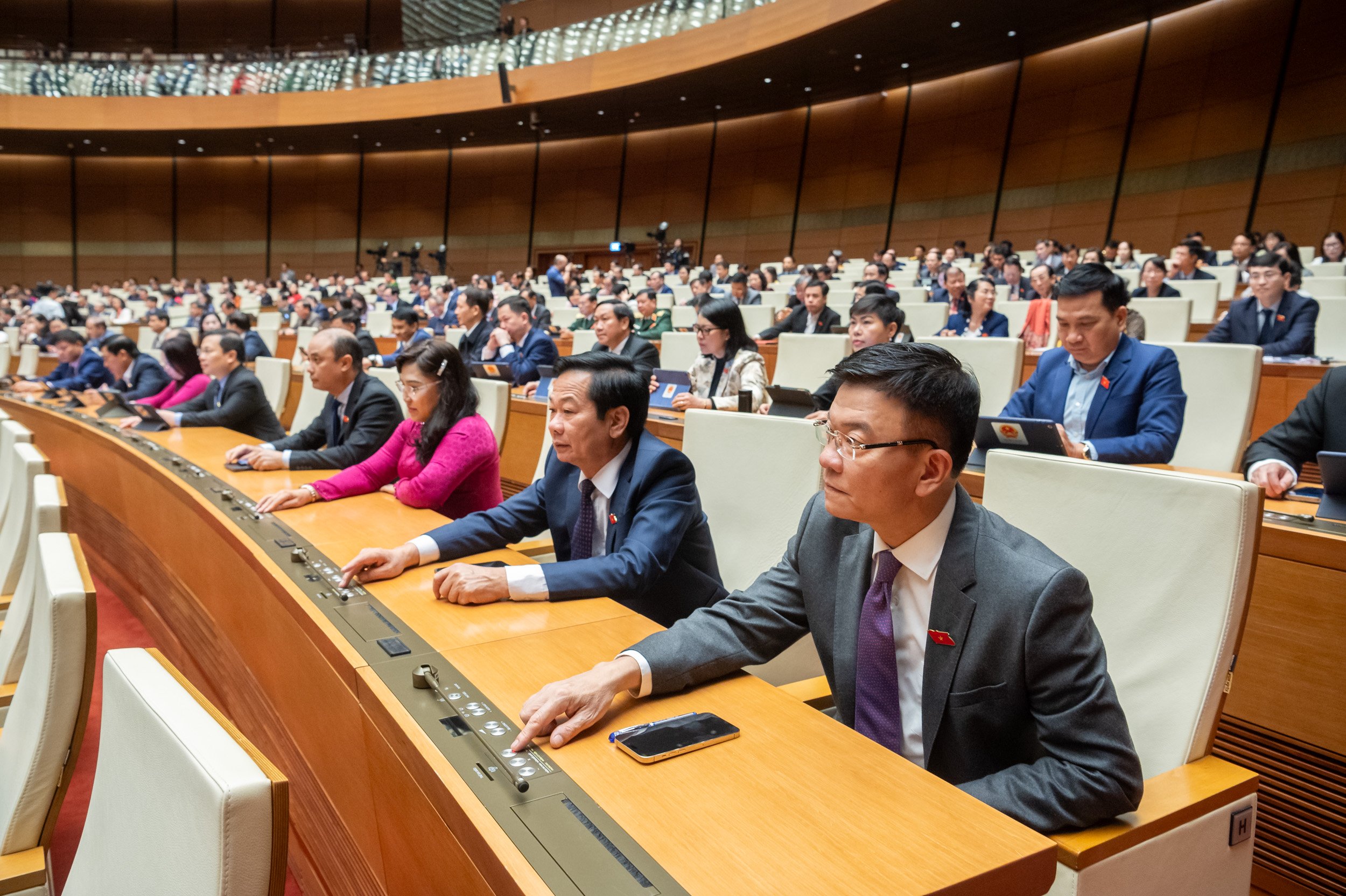 Quốc hội biểu quyết th&ocirc;ng qua Nghị quyết về một số cơ chế, ch&iacute;nh s&aacute;ch đặc th&ugrave; thực hiện c&aacute;c chương tr&igrave;nh mục ti&ecirc;u quốc gia, s&aacute;ng 18/1. Ảnh: Quochoi.vn.