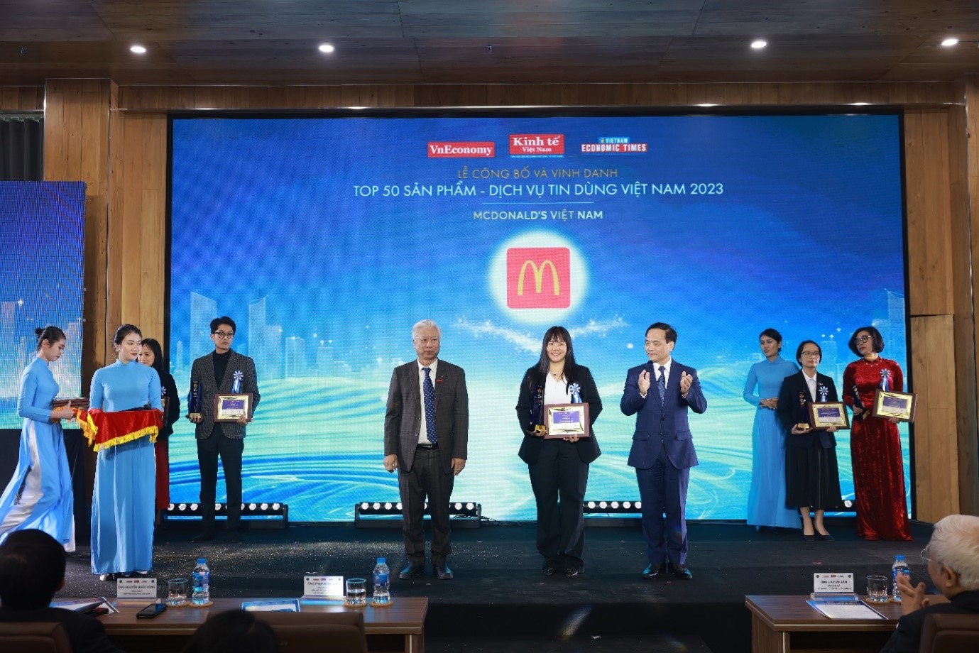 Đại diện McDonald’s Việt Nam (đứng giữa) tại“Lễ Công bố & Vinh danh Top 50 Sản phẩm - Dịch vụ Tin dùng Việt Nam