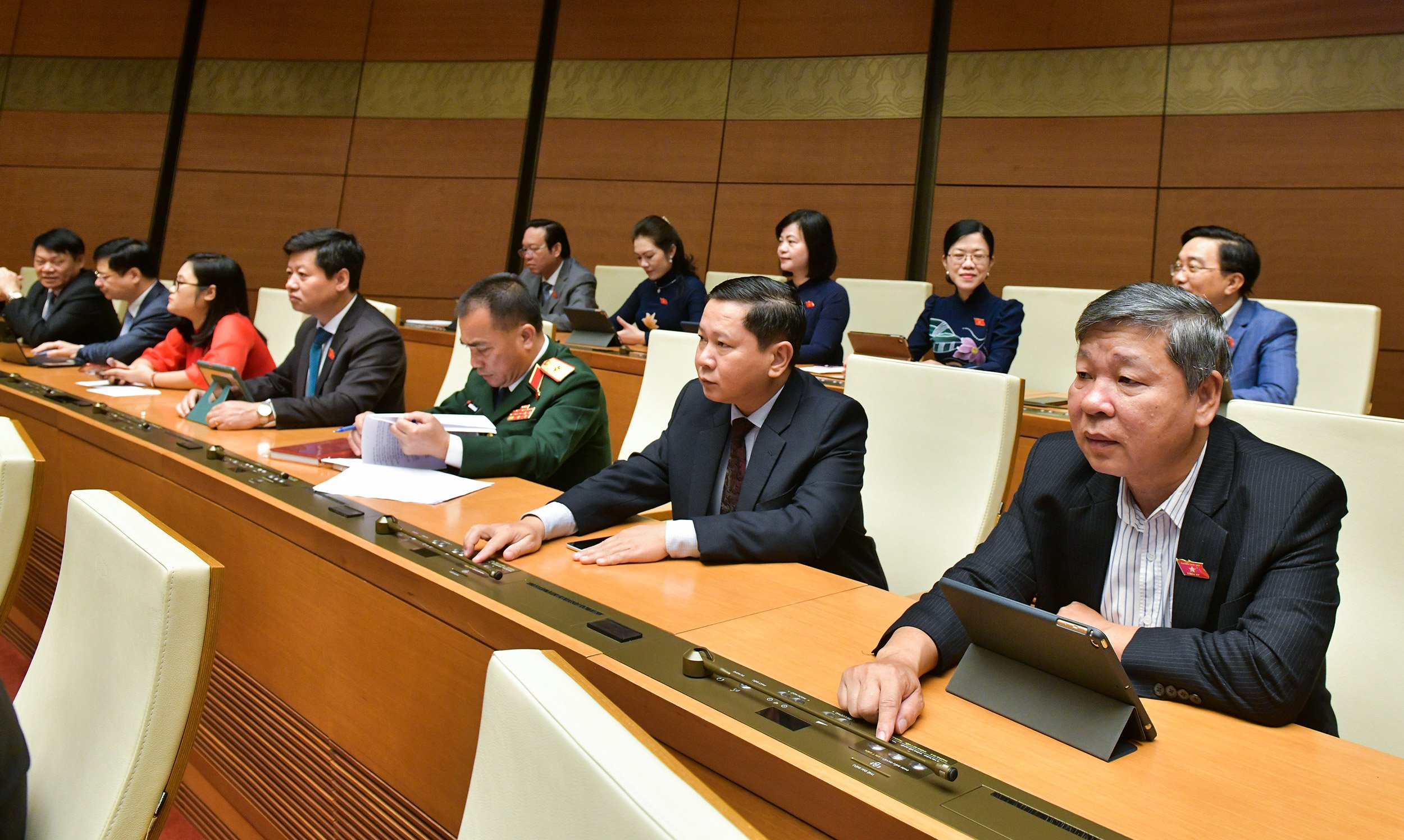 C&aacute;c đại biểu bấm n&uacute;t th&ocirc;ng qua Luật c&aacute;c tổ chức t&iacute;n dụng (sửa đổi).