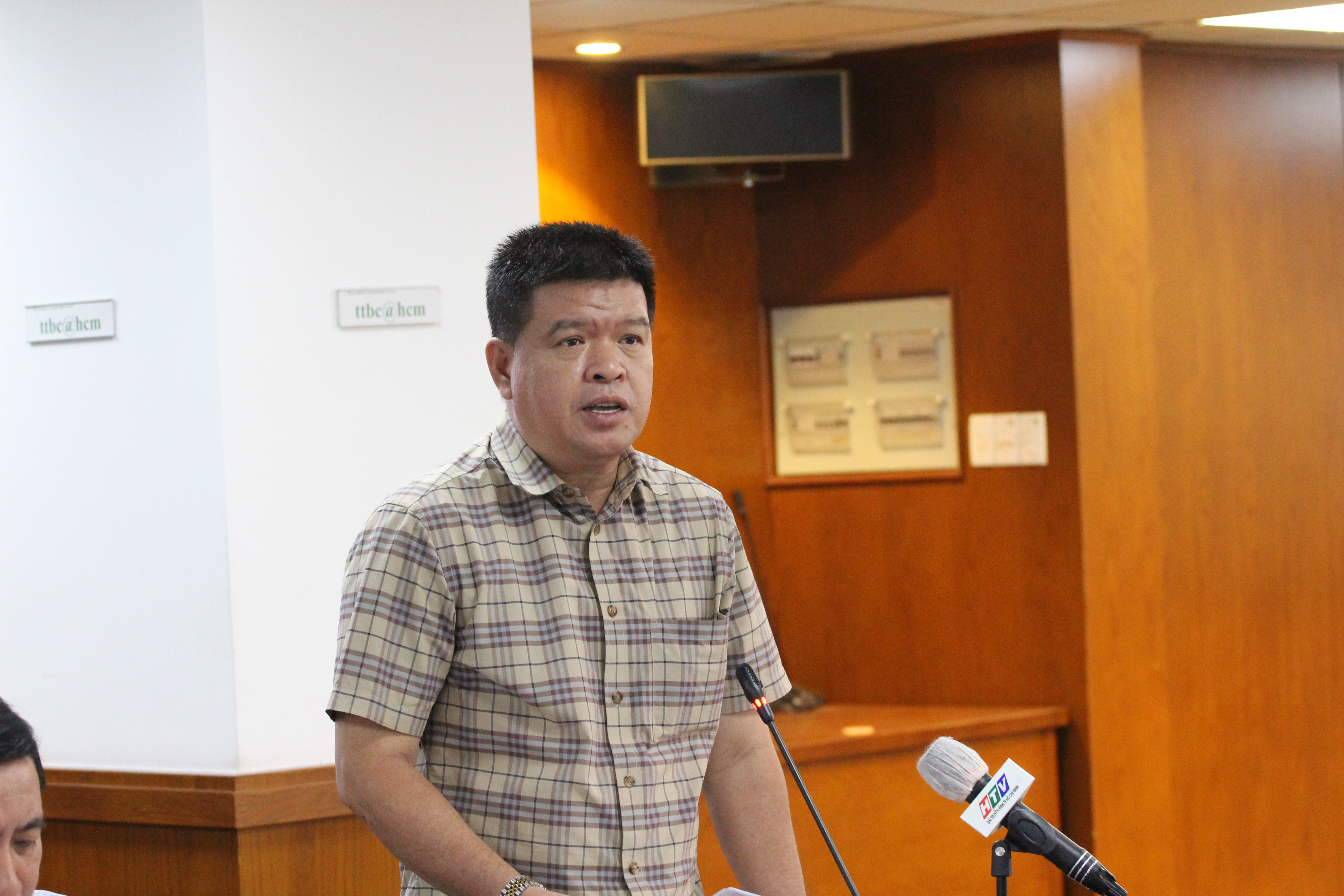 &Ocirc;ng B&ugrave;i H&ograve;a An, Ph&oacute; gi&aacute;m đốc Sở Giao th&ocirc;ng vận tải TP.HCM ph&aacute;t biểu tại buổi họp chiều 18/1 - Ảnh: TN