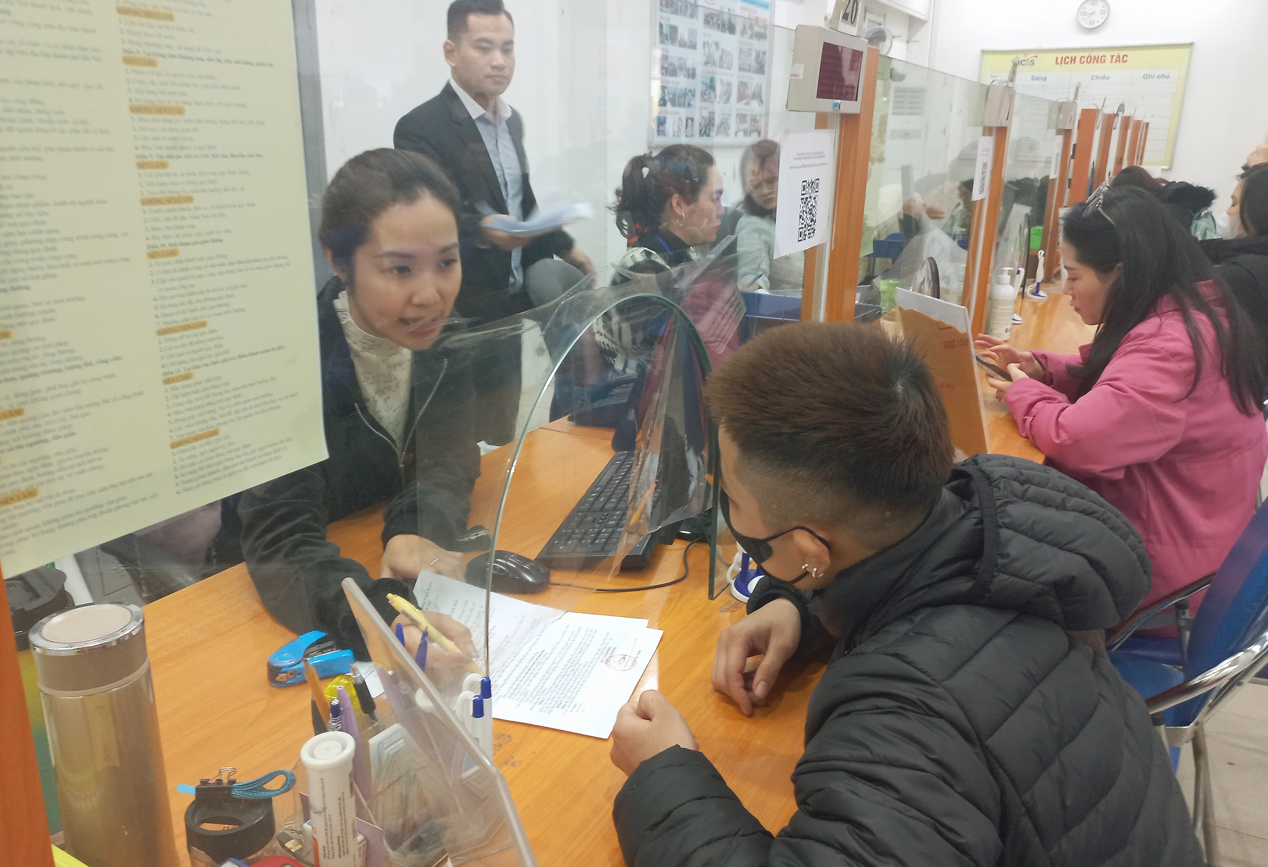 Người lao động mong muốn tăng lương để cải thiện thu nhập. Ảnh minh họa - Thu Hằng.