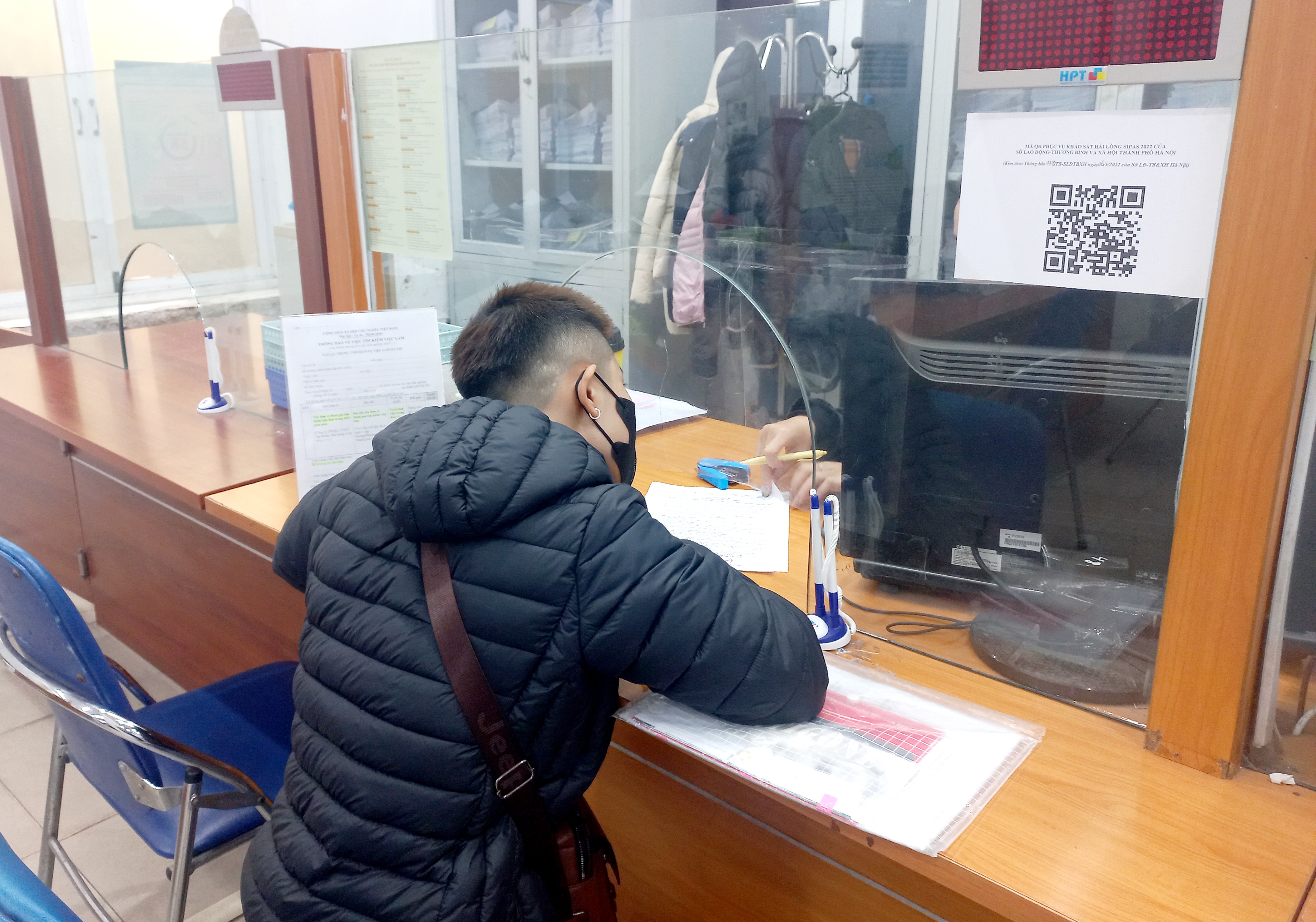 Người lao động làm thủ tục hưởng chế độ bảo hiểm thất nghiệp tại Hà Nội. Ảnh - Thu Hằng.