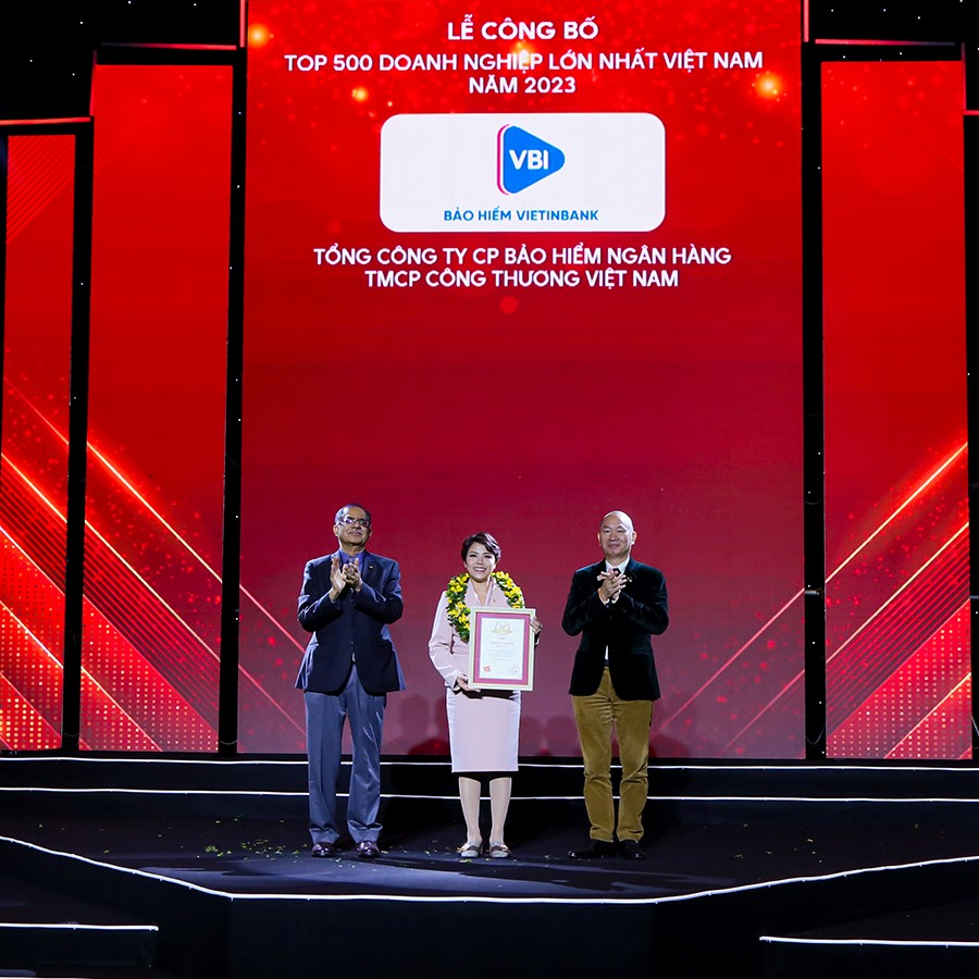Đại diện Bảo hiểm VietinBank - VBI nhận hoa và bằng chứng nhận của Ban tổ chức.