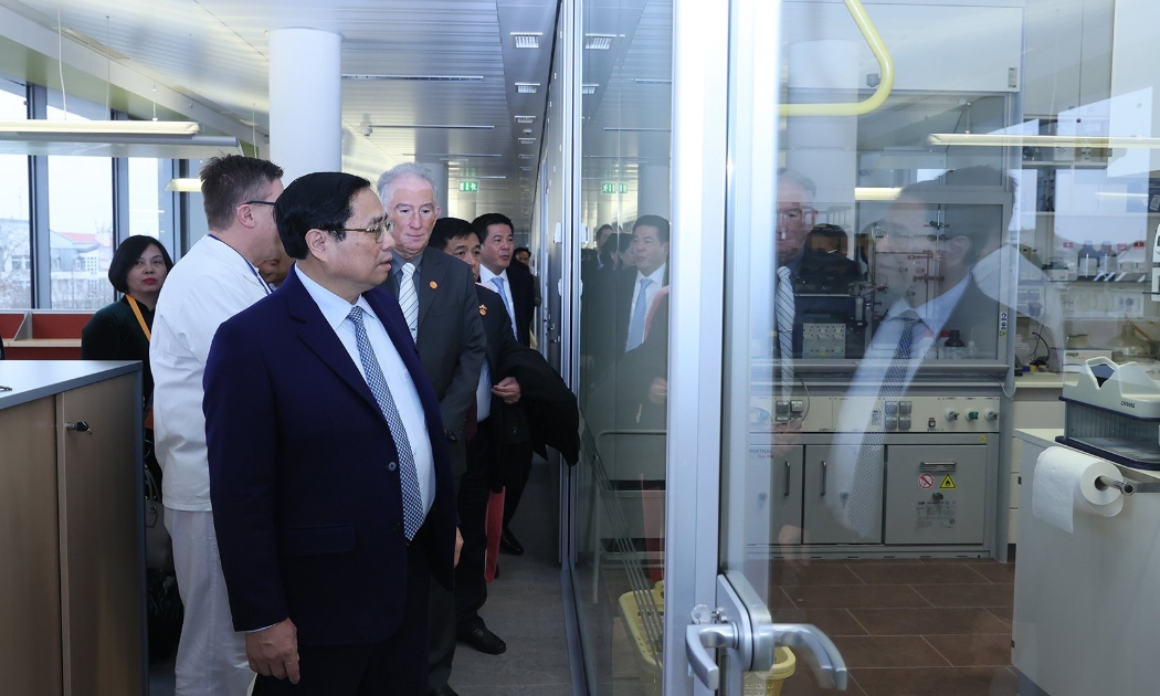 Thủ tướng Phạm Minh Chính tham quan Công ty Gedeon Richter - Ảnh: VGP