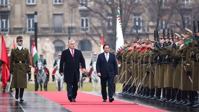 PM pays official visit to Hungary
