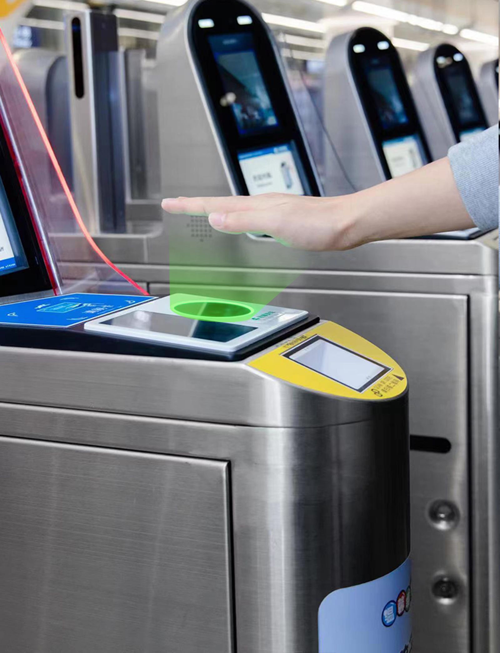 Một người dùng đưa tay lên cảm biến quét lòng bàn tay của Tencent