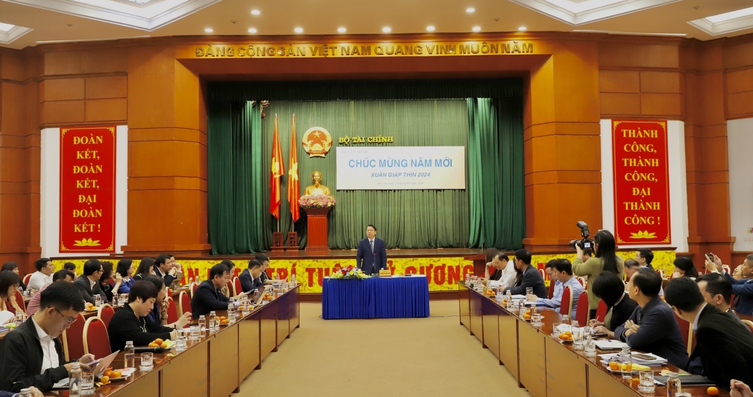 Thứ trưởng Bộ T&agrave;i ch&iacute;nh Nguyễn Đức Chi chủ tr&igrave; buổi họp b&aacute;o.