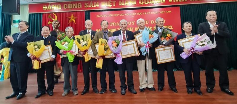 Chủ tịch Liên hiệp Hội Việt Nam Phan Xuân Dũng và Phó Bí thư Đảng ủy Khối các cơ quan Trung ương Đỗ Việt Hà trao tặng Huy hiệu Đảng cho các đảng viên.