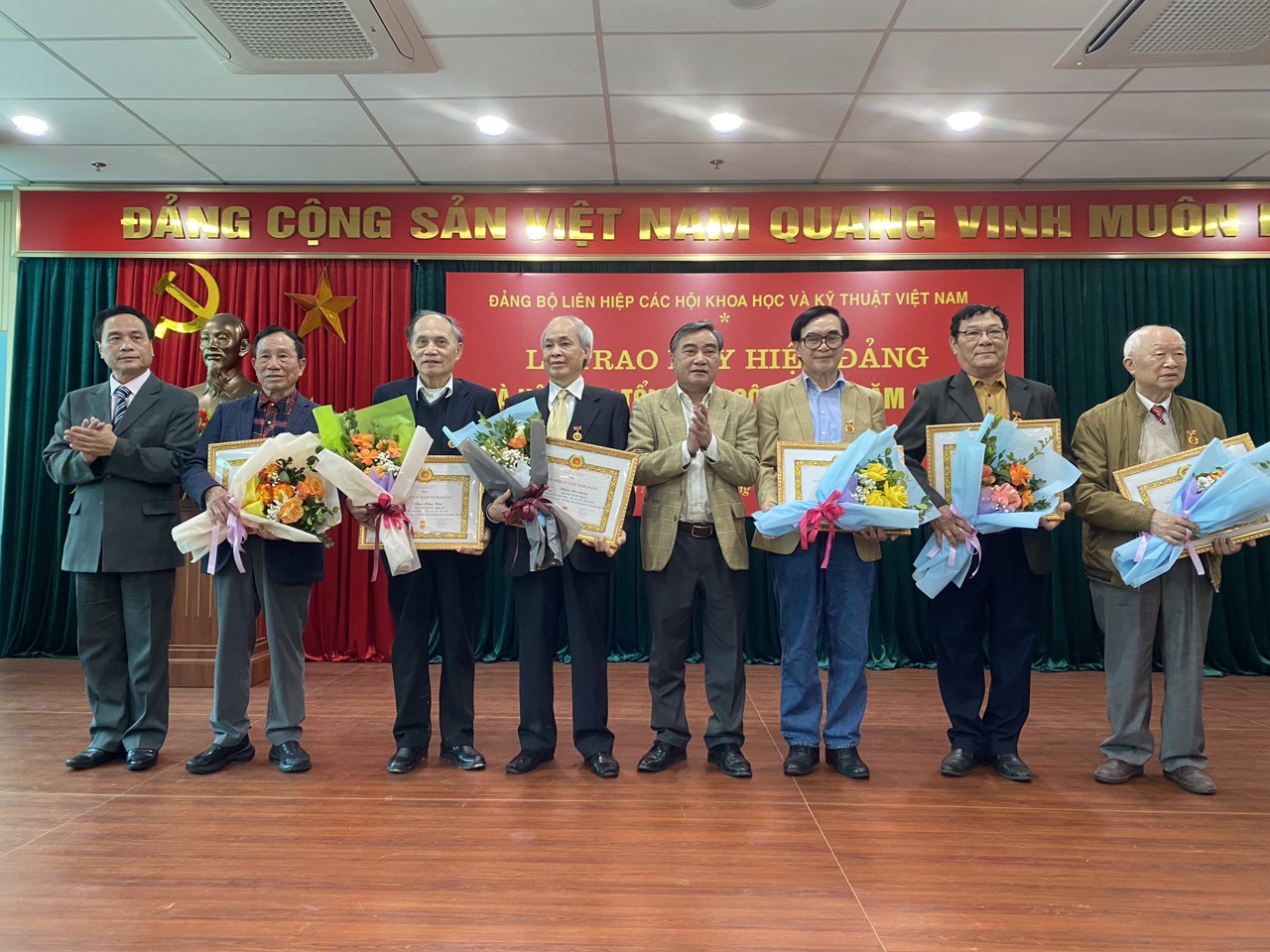 Phó Chủ tịch Liên hiệp Hội Việt Nam Phạm Quang Thao và Phó Chủ tịch Liên hiệp Hội Việt Nam Phạm Ngọc Linh trao tặng  Huy hiệuĐảng cho các đảng viên