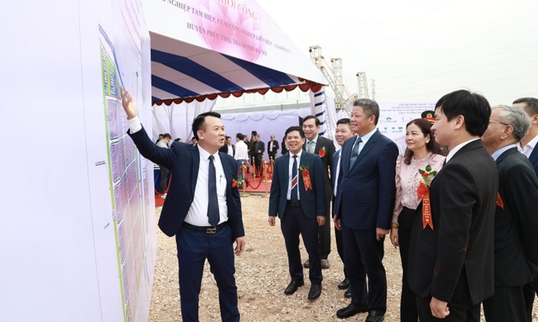 Đại diện UBND Thành phố Hà Nội và các đại biểu nghe giới thiệu về Dự án