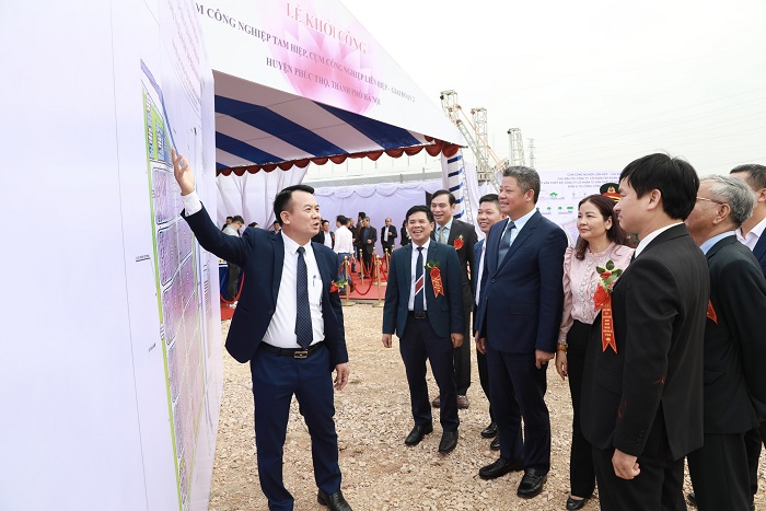 Đại diện UBND Thành phố Hà Nội  và các đại biểu nghe giới thiệu về Dự án