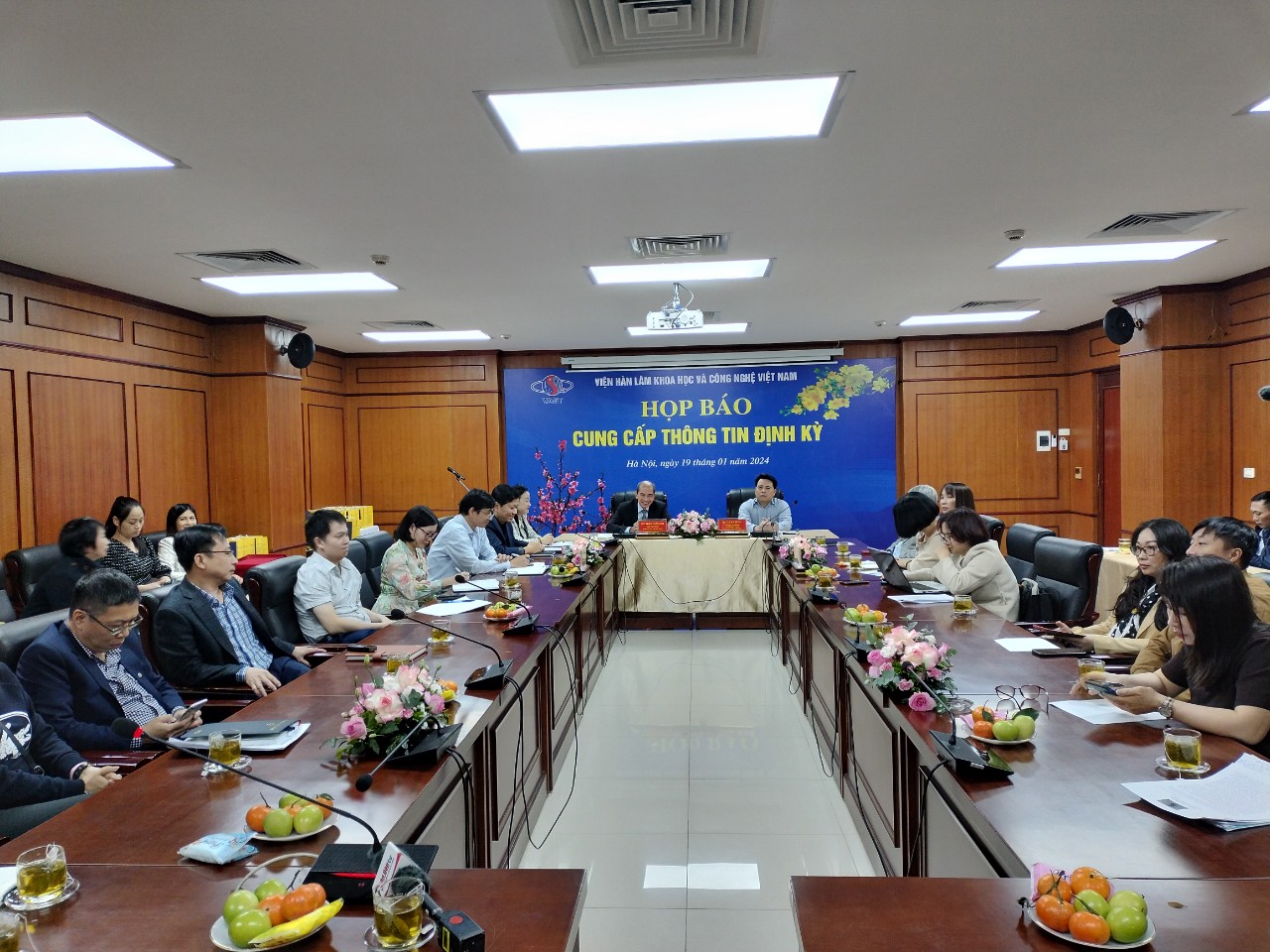 Ph&oacute; Chủ tịch Viện H&agrave;n L&acirc;m Khoa học v&agrave; C&ocirc;ng nghệ Việt Nam Trần Tuấn Anh chủ tr&igrave; buổi họp b&aacute;o.