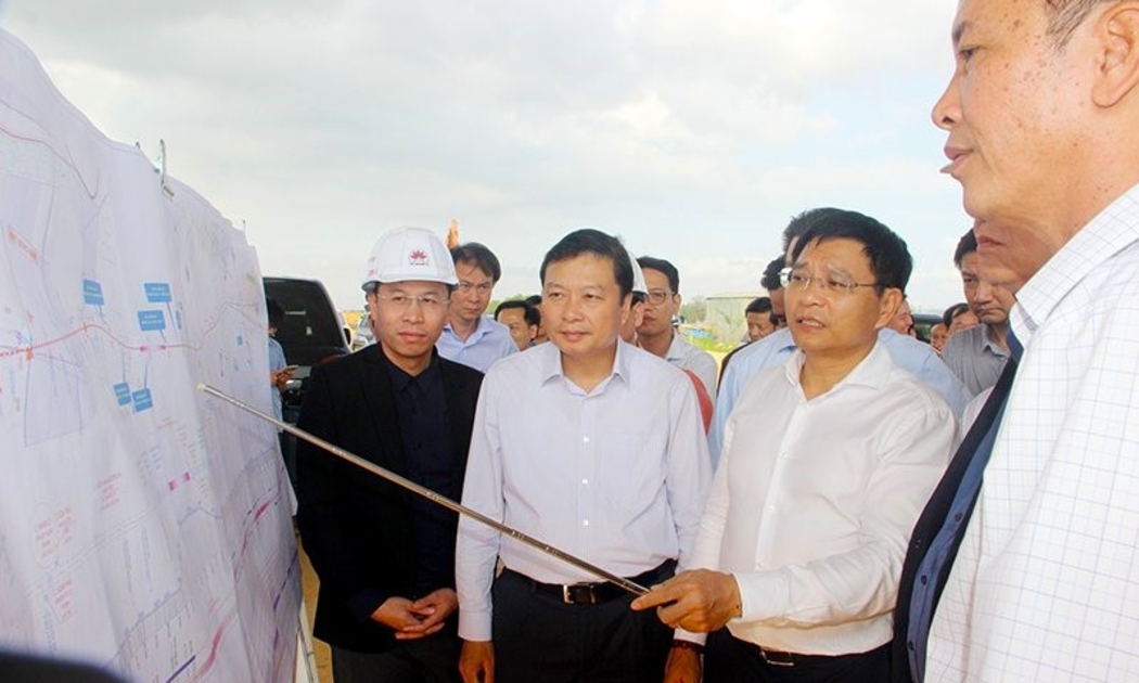 Bộ trưởng Bộ Giao thông Vận tải Nguyễn Văn Thắng chỉ đạo trực tiếp tại dự án. Ảnh Kim Oanh