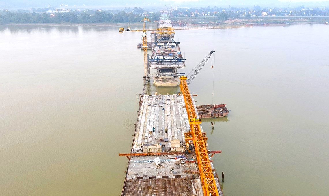 Cầu Hưng Đức l&agrave; một trong những hạng mục quan trọng của dự &aacute;n cao tốc Diễn Ch&acirc;u - B&atilde;i Vọt, tới nay đ&atilde; ho&agrave;n th&agrave;nh được 90% khối lượng, dự kiến hợp long v&agrave;o th&aacute;ng 5/2024. Ảnh Văn Đức