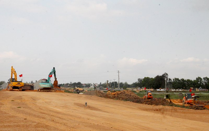 Đơn vị thi c&ocirc;ng tập trung nguồn nh&acirc;n lực để triển khai&nbsp;tiến độ thi c&ocirc;ng tại n&uacute;t giao th&ocirc;ng cao tốc Bắc &ndash; Nam với Quốc Lộ 8A. Ảnh Kim Oanh