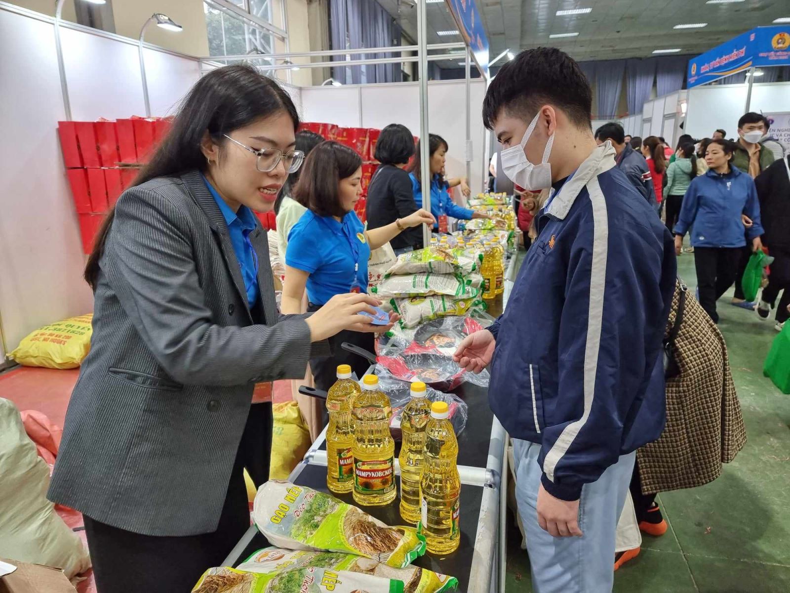 Người lao động được mua hàng hóa với giá bán ưu đãi tại Chợ Tết Công đoàn 2024. Ảnh - XC. 