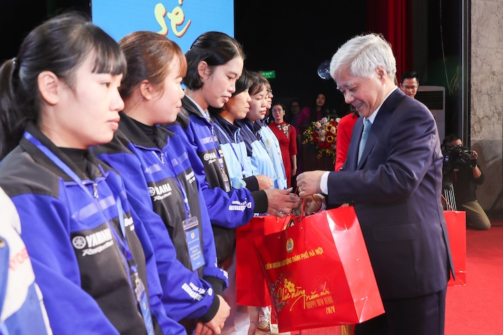 Chủ tịch Ủy ban Trung ương Mặt trận Tổ quốc Việt Nam Đỗ Văn Chiến trao quà cho công nhân, lao động có hoàn cảnh khó khăn. Ảnh - Nguyễn Hải.