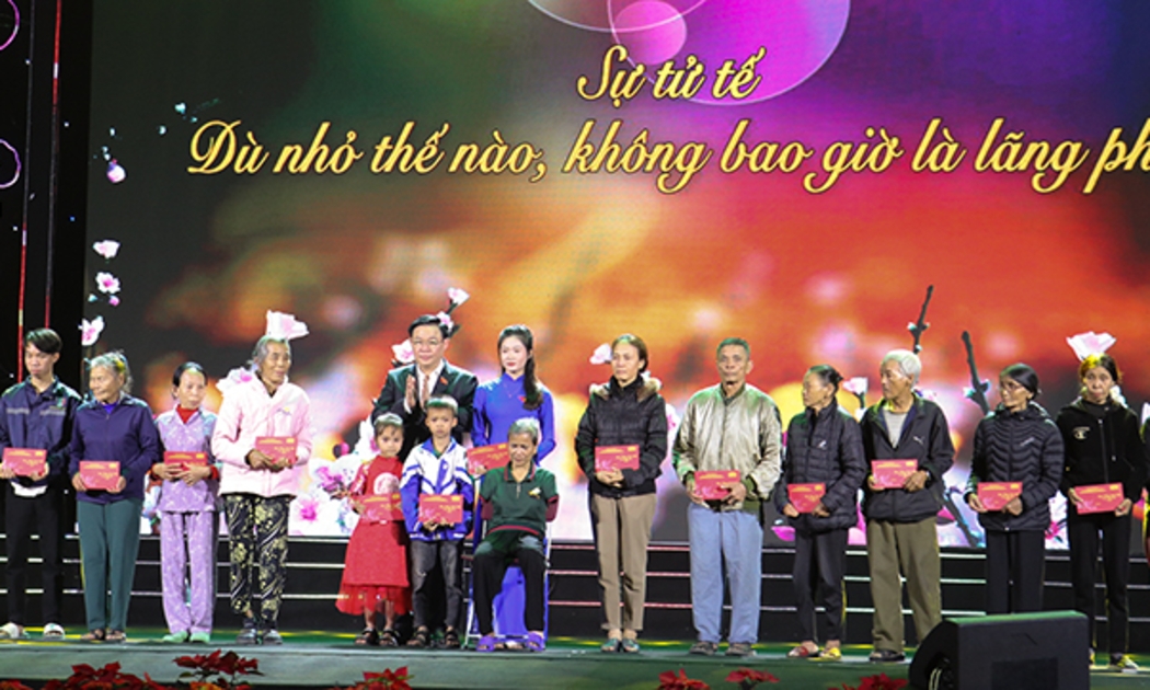 Chủ tịch Quốc hội Vương Đình Huệ trao tặng quà cho 13 hộ nghèo có hoàn cảnh đặc biệt khó khăn tại Nghệ An