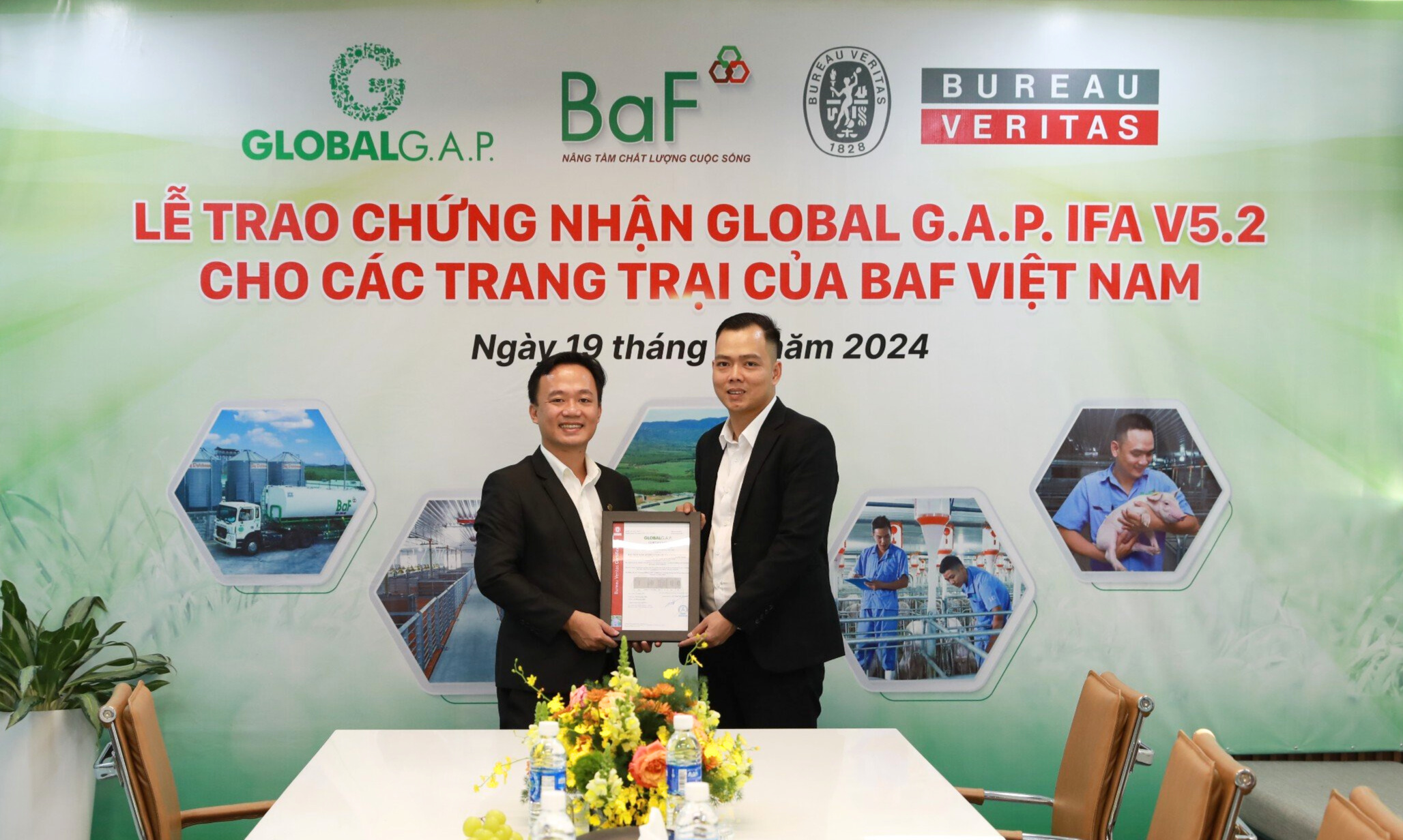 Đại diện tổ chức Bureau Veritas trao chứng nhận GlobalG.A.P IFA cho công ty BaF Việt Nam.
