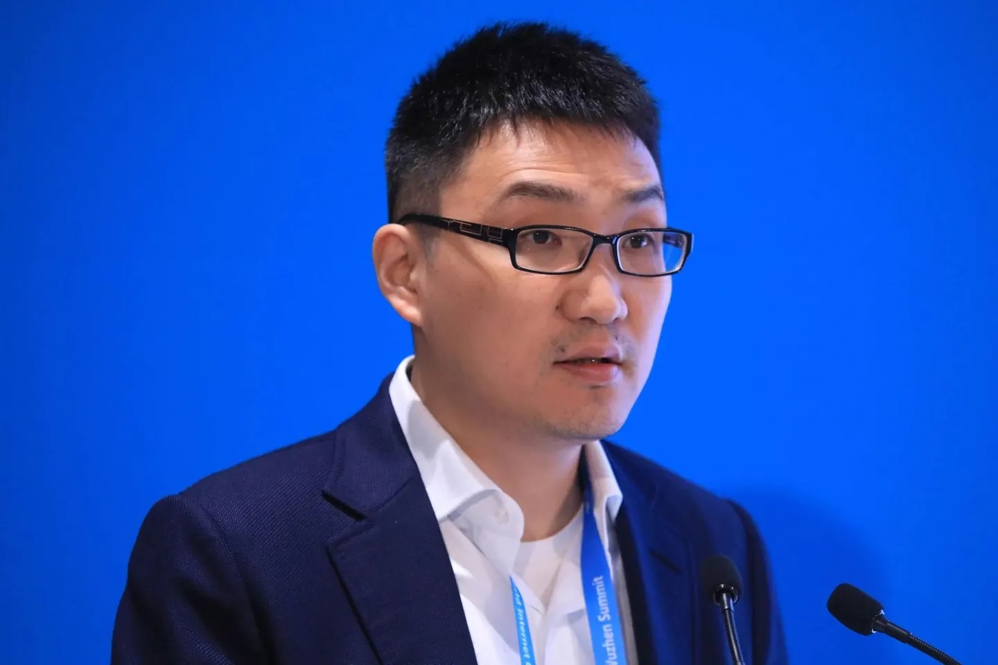 Nhà sáng lập Huang nói với hãng truyền thông Trung Quốc Caijing vào năm 2018: chiến lược cốt lõi của công ty không phải là rẻ mà là “thỏa mãn cảm giác nhận được hàng tốt” cho khách hàng
