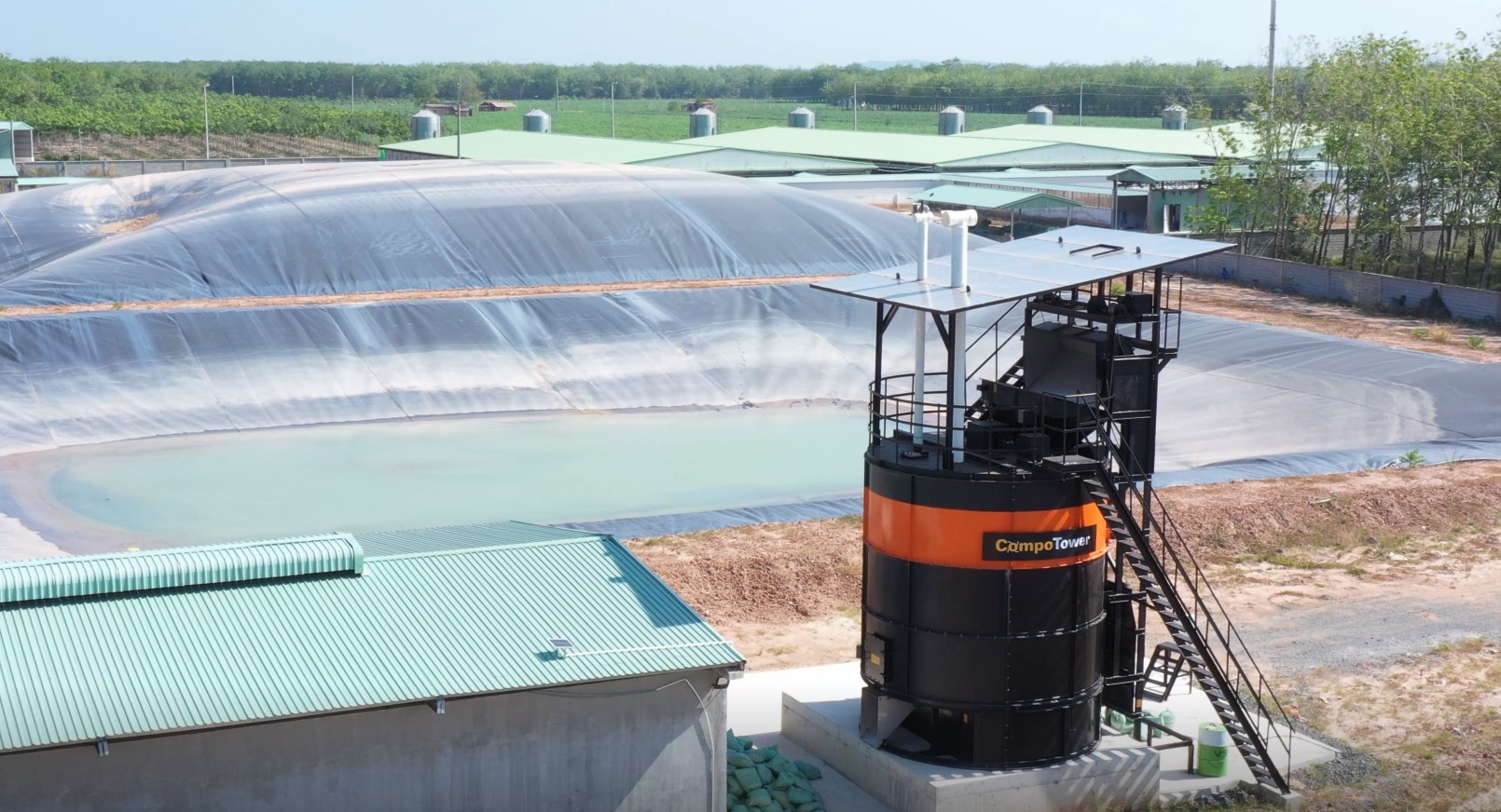 Hệ thống th&aacute;p ủ ph&acirc;n được trang trại chăn nu&ocirc;i lợn của c&ocirc;ng ty BaF trang bị nhằm chuyển chất thải chăn nu&ocirc;i th&agrave;nh ph&acirc;n ủ, d&ugrave;ng l&agrave;m ph&acirc;n b&oacute;n gi&aacute; trị cao cho đồng l&uacute;a.