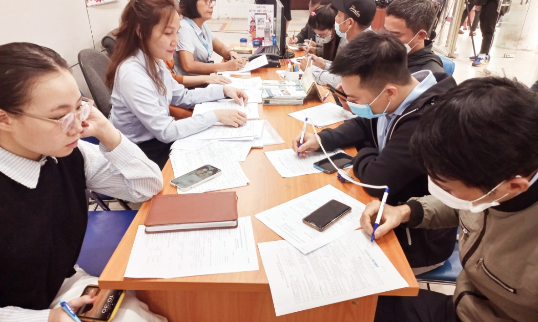Trong quá trình hưởng trợ cấp thất nghiệp, hằng tháng người lao động phải thông báo tình hình tìm kiếm việc làm với Trung tâm Dịch vụ việc làm. Ảnh minh họa: Nhật Dương.