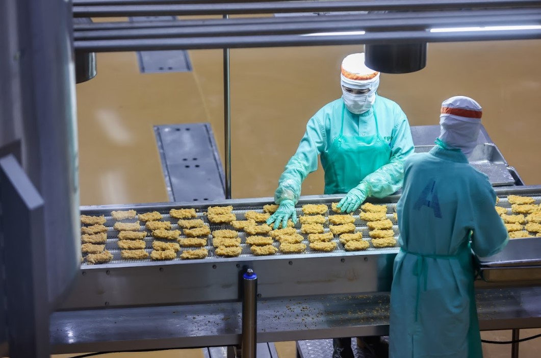 Kiểm so&aacute;t chất lượng sản phẩm trong quy tr&igrave;nh nấu.