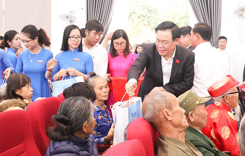 Chiều 21/1, tại xã Tăng Thành, Chủ tịch Quốc hội Vương Đình Huệ đã trao tặng quà cho các gia đình chính sách, hộ nghèo, hộ có hoàn cảnh khó khăn trên địa bàn huyện Yên Thành.