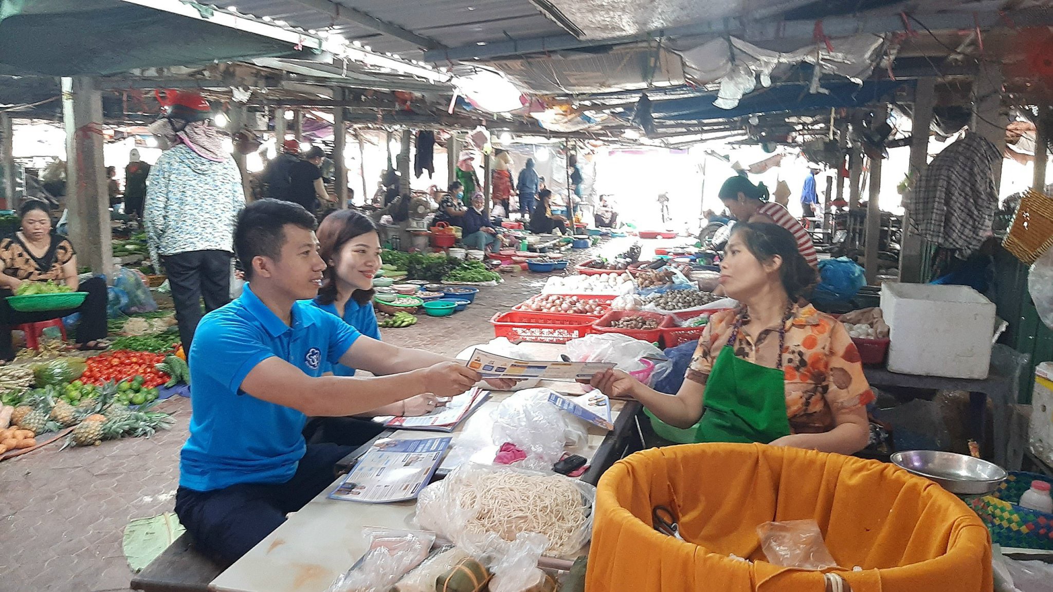 Tuyên truyền đến người dân về chính sách bảo hiểm xã hội tự nguyện. Ảnh - BHXH Việt Nam.