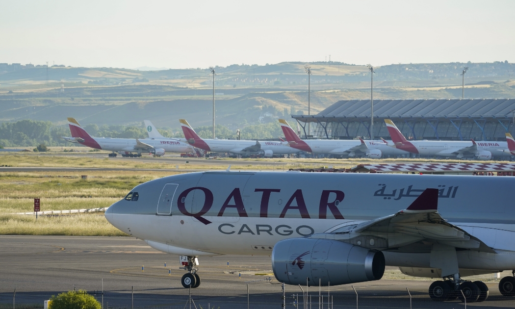 Một máy bay chở hàng của Qatar Airlines - Ảnh: Bloomberg.