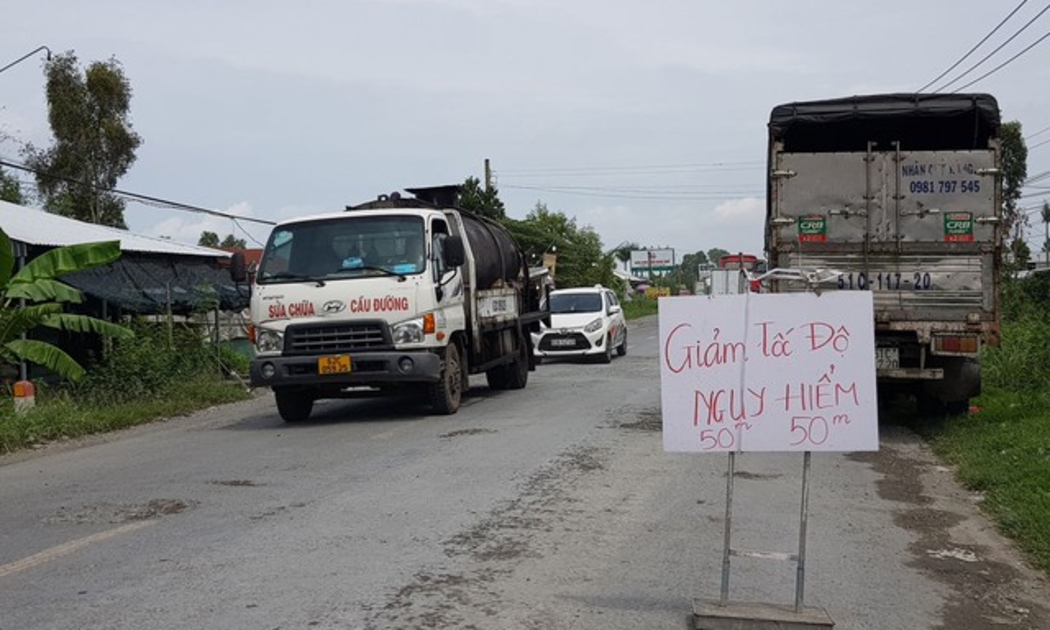 Tuyến quốc lộ 62 qua Long An hiện đã xuống cấp, gây mất an toàn giao thông. Ảnh: baolongan online.