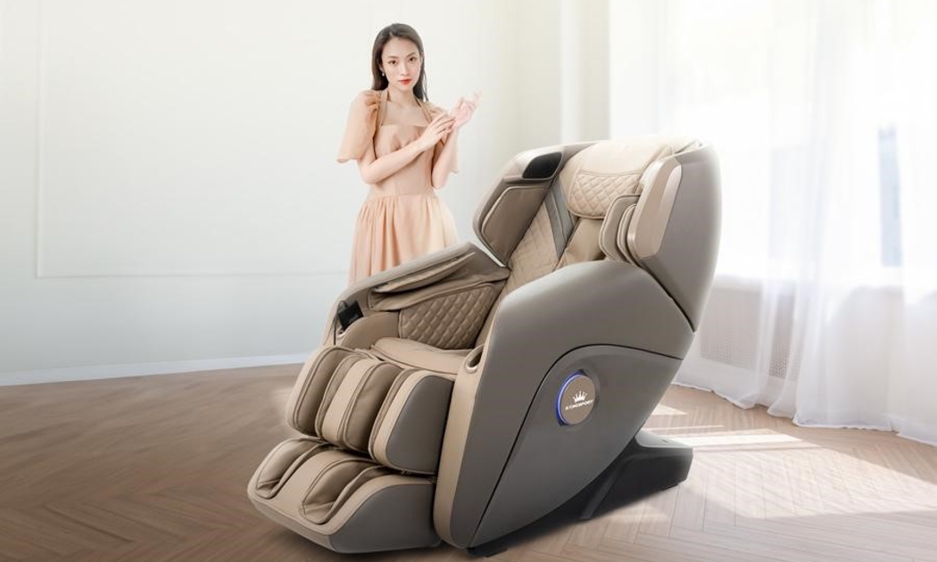 MC Khánh Vy lựa chọn thư giãn với ghế massage KingSport Deluxe G50 New sau một ngày làm việc căng thẳng.
